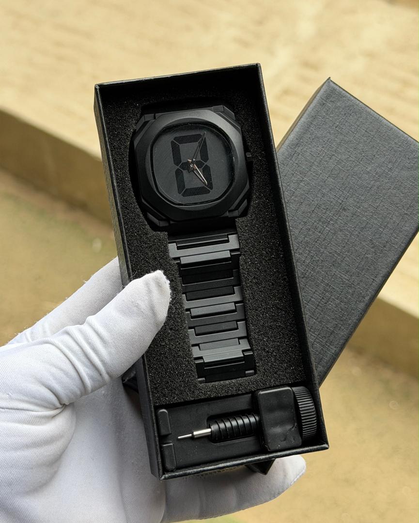 Luxury plastic valenzo watch😎 Comes with exact battery,chain remover and exact box 📦