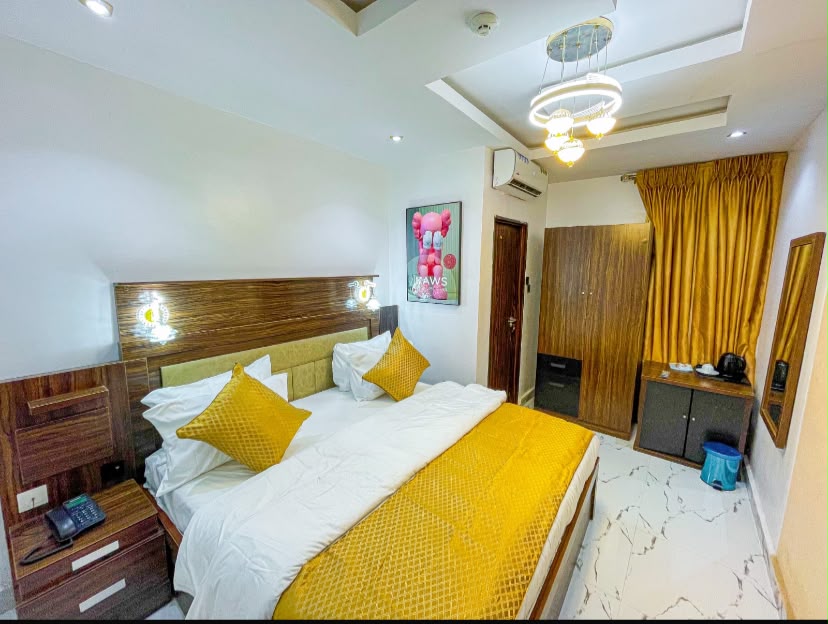JULICIS STANDARD ROOM