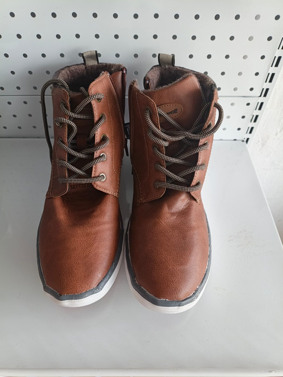 Premium quality unisex fashion footwear