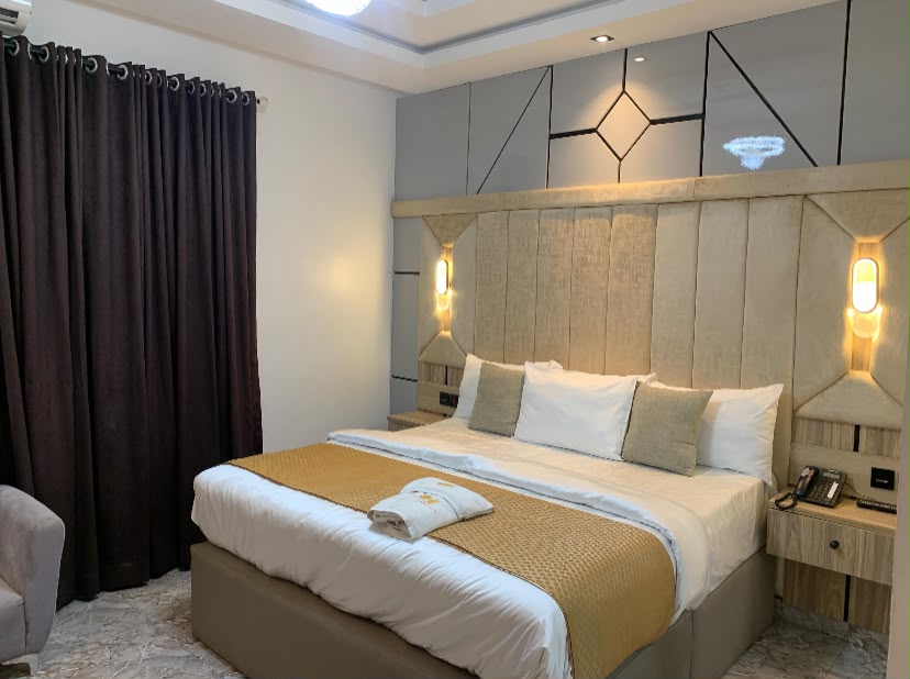 JULICIS DELUXE ROOM