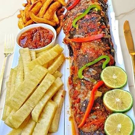 Whole grilled fish, covered with spicy pepper/tomato seasoning 🍌 Fried plantain (dodo) 🍟 French fries 🍠 Boiled or fried yam pieces 🌶️ Fresh red and green peppers 🍋 Lime/lemon slices 🌶️ Pepper sauce on the side